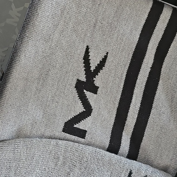 NWT Michael Kors Scarf and Hat Set Gray Black Knit Gift Box Accessory Set Unisex - Picture 4 of 6